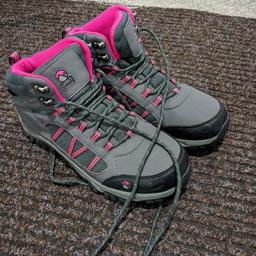 excellent condition as new ladies hiking shoes only worn TWICE..pick up only.
