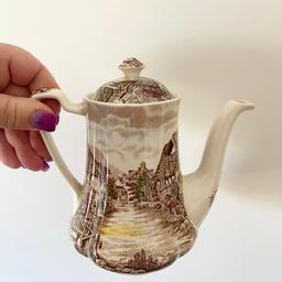 Old English countryside Johnson Bros teapot, coffee pot 
Vintage , collectible item 
In excellent condition 
I have matching coffee cups for sale in separate listing 
Offers welcome