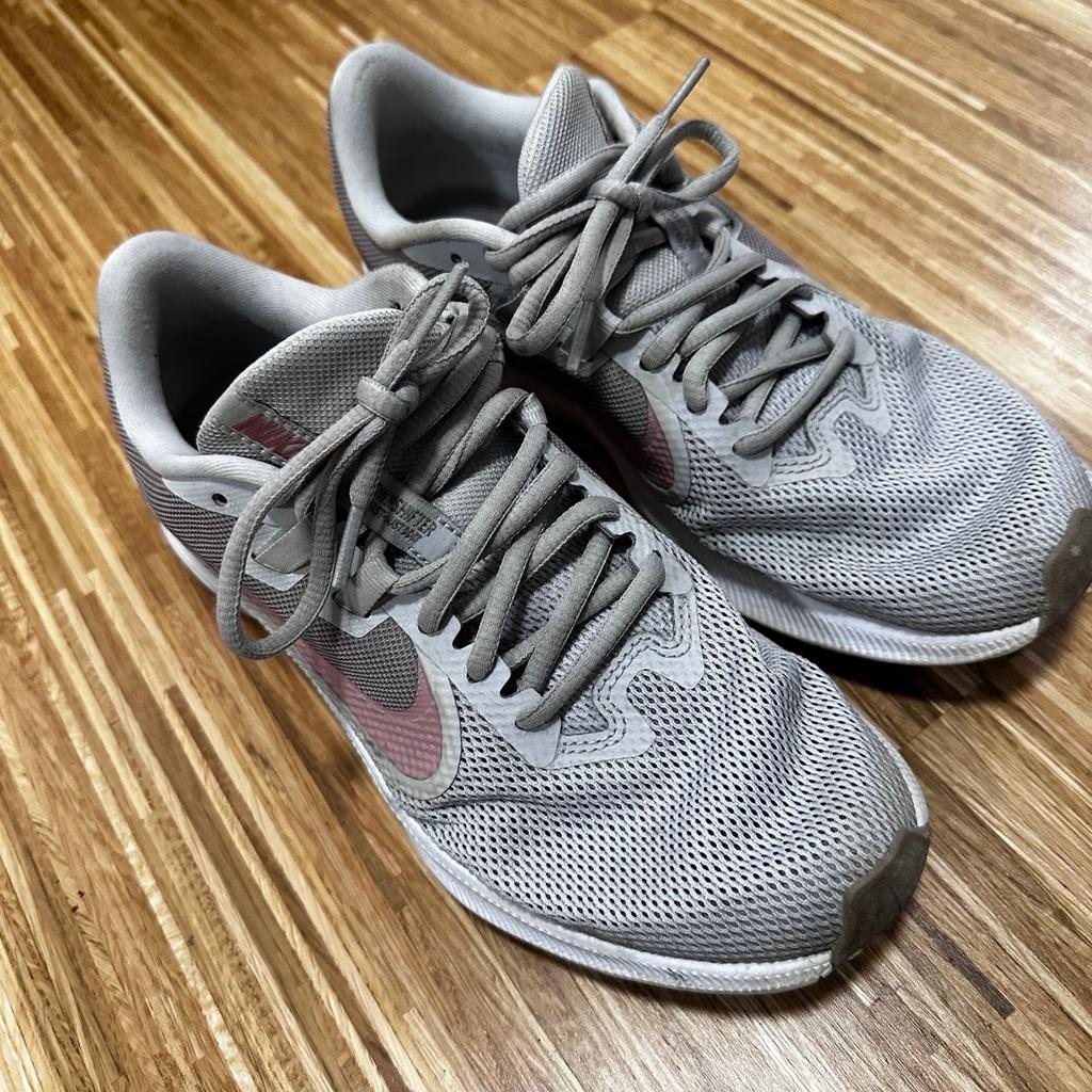 Sehr gut erhaltene Nike Running Sneaker. Farbe: grau/rose.