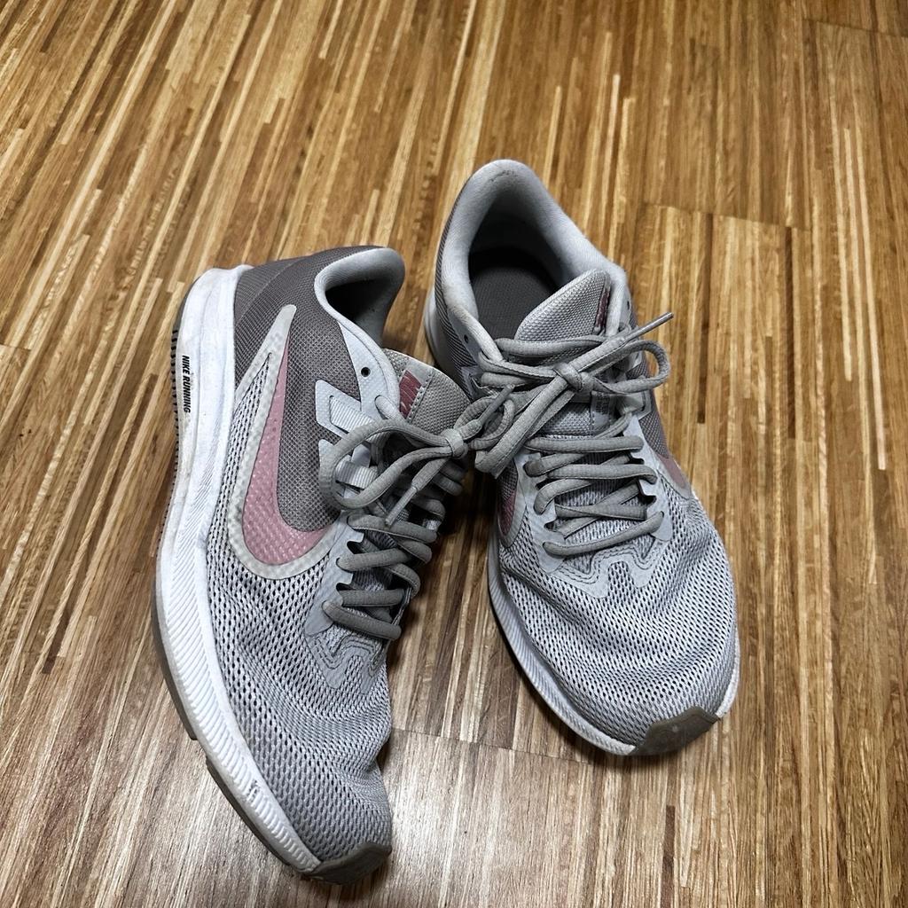 Sehr gut erhaltene Nike Running Sneaker. Farbe: grau/rose.