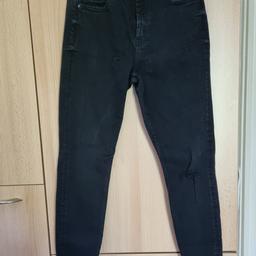 Jeans schwarz, Stretch mit Riss am linken Knie, top erhalten.
Länge 96cm, Bundweite 37cm.
