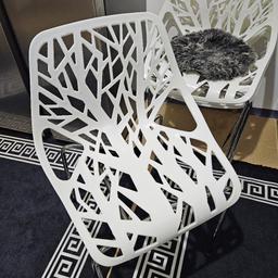 - 4x Esszimmerstühle in Weiß mit Metallbeinen
-Modern
-sofort Abholbereit
-pro Stück 12€