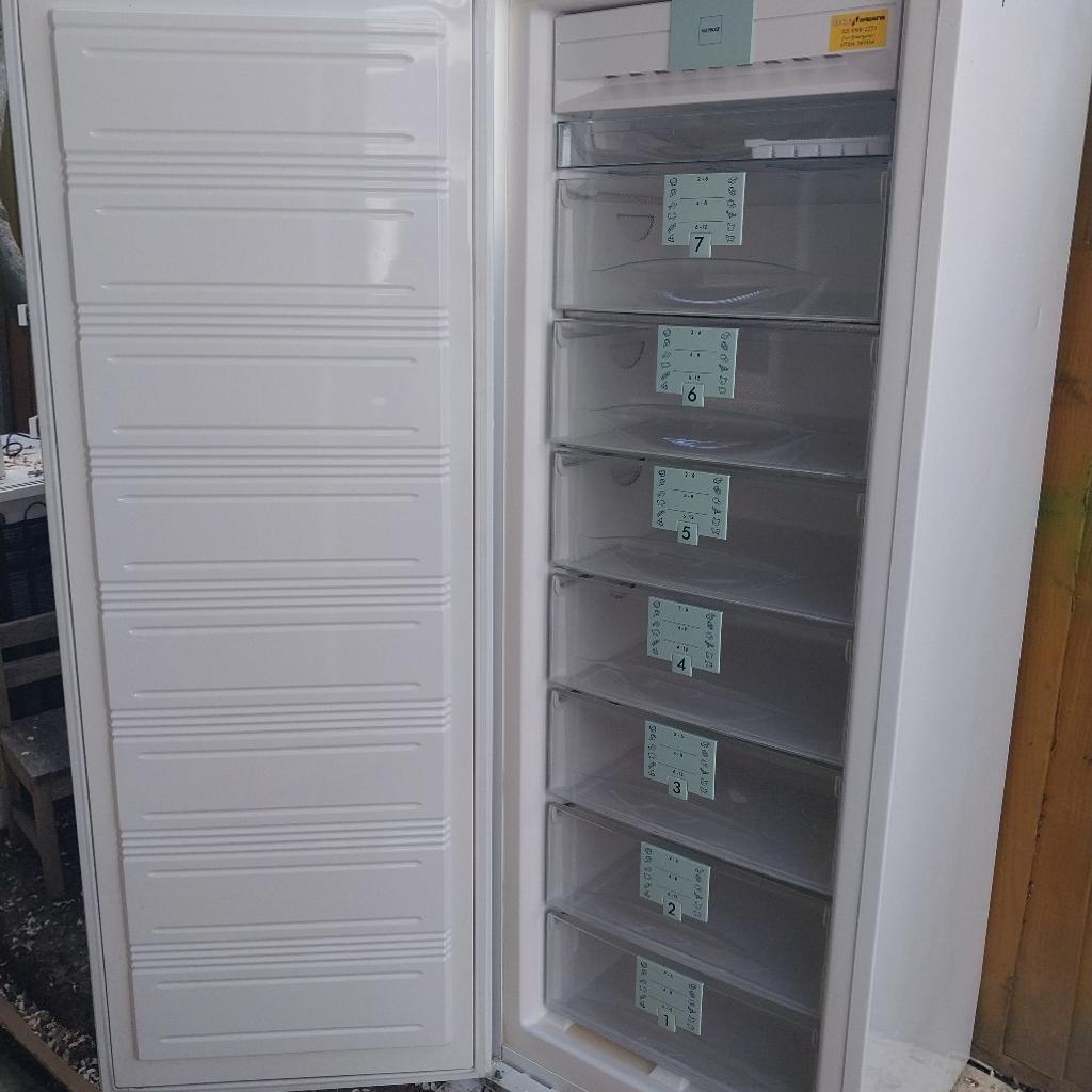 It works fine. Very expensive freezer. As you see in the last pic £1200. Very tall. All drawers fine. Nothing worng with it. Local free delivery or far for a small fee. (H 183cm; D 68cm; W 65.5cm)