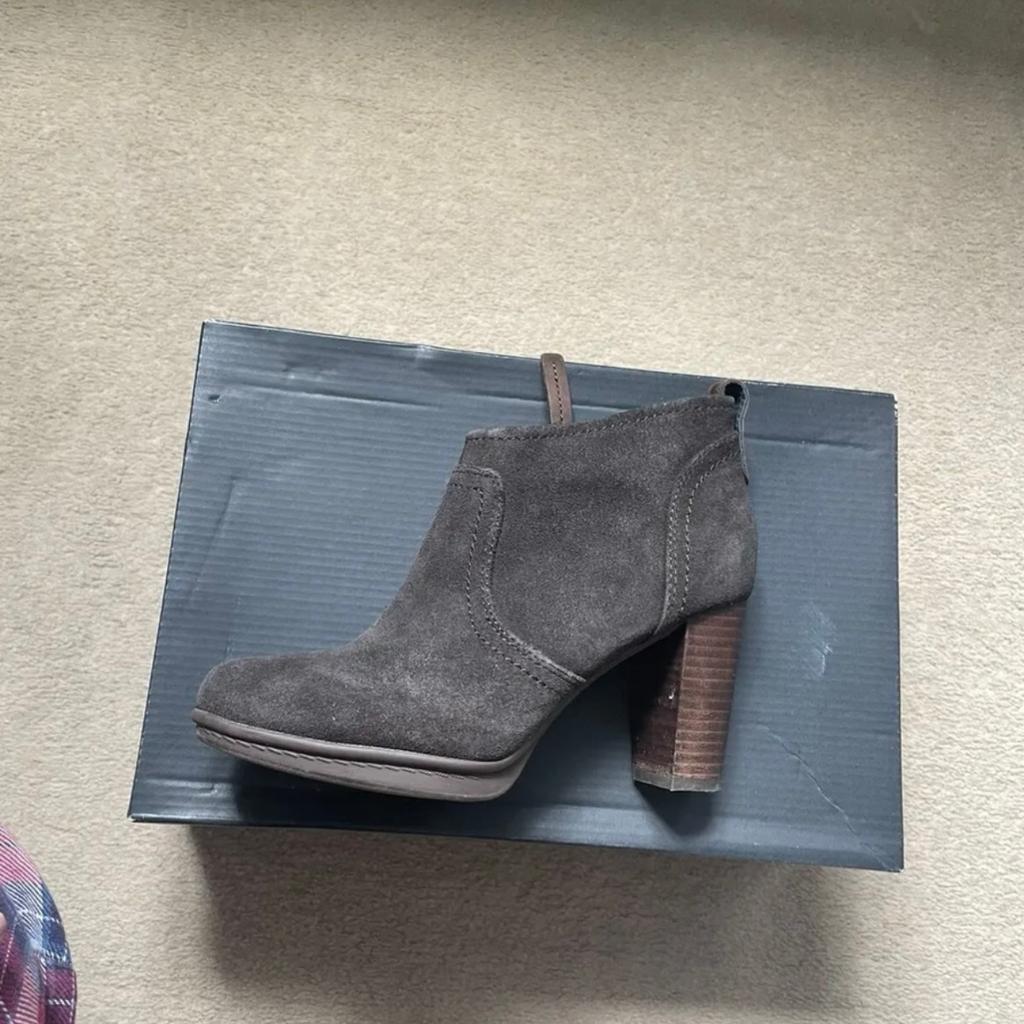 tommy hilfiger Brown ankle boots women Size 3.5.

Used once, perfect condition, just as pictures

Upper material 100% leather, lining 100% cotton