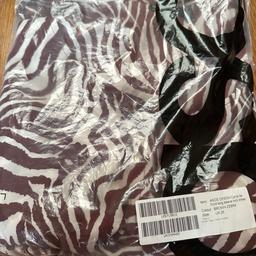 Dresses by Pretty Lavish Curve
Dress the part
Animal print
V-neck
Volume sleeves
Regular fit

Pretty Lavish Curve smock midaxi dress in brown a we bstract zebra print.Recently brought but out of time to send it back . Cost £29 new & not tried on & in it original packaging .