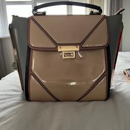 New look hand bag/ shoulder bag
Beige and grey
In great condition
Selling at cheap price