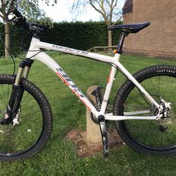 20” frame. The bike rides perfect in every gear with both hydraulic fluid brakes fully working. There are no deep scratches on the frame or seat. The tyres are excellent condition with no buckles. Rides smooth and quiet