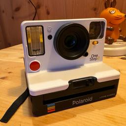 Selten gebrauchte Sofortbildkamera zu verkaufen. Funktioniert einwandfrei. Mit Blitz, Ladekabel, etc. 

Für mehr Spass beim Fotografieren. 

Inspiriert von der Original OneStep Kamera aus dem Jahr 1977, ist die Polaroid OneStep 2 VF i-Type eine analoge Sofortbildkamera für die Neuzeit. Sie verwandelt Momente in etwas Fassbares, Teilbares, Echtes.