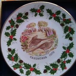Lovely vintage Royal Grafton fine bone china plate. depicting the 3 French Hens, decorated with holly and berries round the edge.
A Vintage Royal Grafton display plate which was made as part of the Christmas plate collection.
Although the case has seen better days the plate is in very good condition having never been used