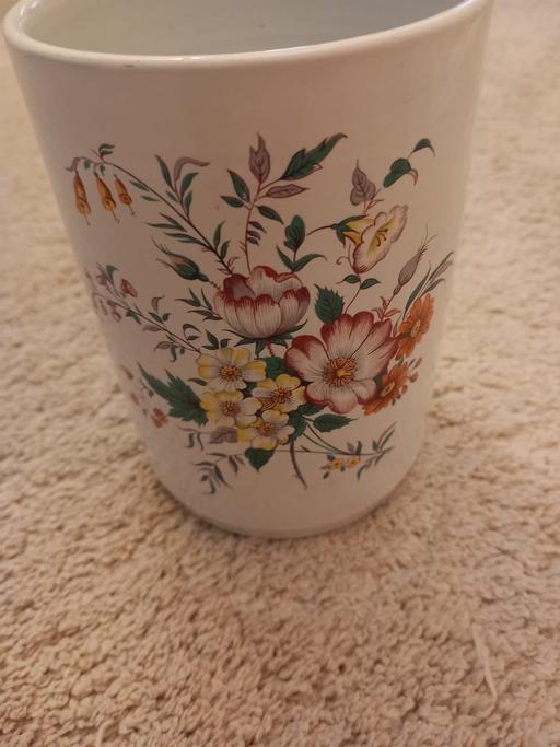 Buy & Sell Surrey Guildford - Photos for White 'Surrey ceramics' vase