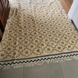 Wir verkaufen unseren Teppich, da er nach dem Umzug nicht mehr passt. 
Ikea Alvine Ruta, fleckenfrei in sehr gutem Zustand.