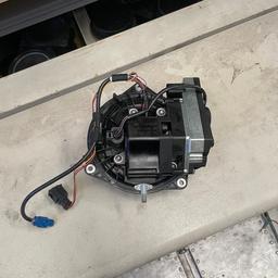VW Golf 6 Rückfahrkamera
Kabel gerissen wurde nicht getestet, kann vor Ort getestet werden evt. muss kabel von der Kamera neu gelötet werden.