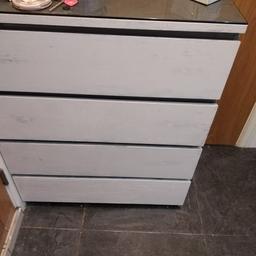 Set of drawers with glass top
