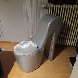 verkaufe diesen neuwertigen Sessel in Form eines Higheel,s. Der Schuh steht nur zur Deko im Zimmer. Er ist ein echter Hingucker. 😍😍😍.Bei Fragen einfach anschreiben