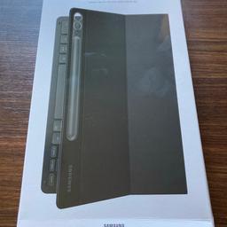 NEU & OVP: Samsung EF-DX810 Book Cover Keyboard Slim für Galaxy Tab S9+ / S9 FE+, schwarz, DE

Neu und original verpackt: war leider ein Fehlgeschenk NP 171,99€

Rechnung vom 26.02.2024, Mediamarkt vorhanden.

Das Tablet Samsung S9+ dazu haben wir auch abzugeben

- Einteiliges Book Cover Keyboard mit vollwertiger QWERTZ-Tastatur und Anschluss über POGO-Pin
- Schlank und leicht im Design
- Ausgestattet mit Funktionstasten (esc, entf, F1~F12 und Dex) für schnellen Zugriff
- Schnelle, einfache Anbringung durch Magnete in der Rückseite des Covers
- Integrierte S Pen Aufbewahrung zum sorgenfreien Mitführen des S Pen
- Automatisches Ein- und Ausschalten des Displays durch Öffnen und Schließen der Klappe
- Kompatibel mit dem Galaxy Tab S9+ | Tab S9 FE+