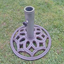 Cast Iron Garden Parasol Base / Stand in Great Condition, nice and chunky, just over 10kg pole up to 4cm diameter not many of these left especially in this condition