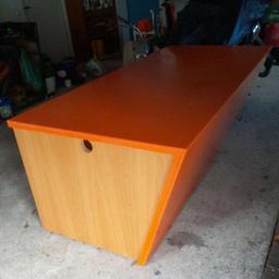 Sehr massiver Schreibtisch aus Kunststoff in KTM Orange gehalten. Optimal für Jugendzimmer oder Werkstatt. Ein dazugehöriges Waschbecken ist gegen Aufpreis von 50 Euro auch noch zu haben!