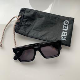 Kenzo Sonnebrille
Gläser grau getönt 85%
UV 400
Größe 53/18 (142mm breit)
Seltenst getragen, gepflegter Zustand
Inkl. Aufbewahrungssäckchen