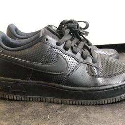 NIKE air force 1 junior trainers 
Black size UK4
Good condition 
RRP £69.99
Can deliver local