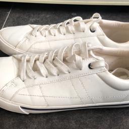 Men’s casual white trainers 
Colour white
Size UK7
Good condition 
Can deliver local