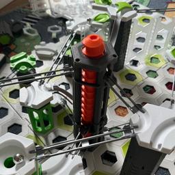 Ich verkaufe einen Kugellift für den GraviTrax Baukasten. 3D-geruckt. Erhöht Bälle um 25 cm. Angetrieben durch PowerBank, verbunden über USB.