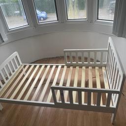 White toddler bed in really good condition 