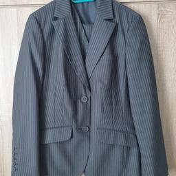 Verkauft wird ein Hosenanzug in der Größe 46 der Marke Yessica. Der Anzug befindet sich in einem einwandfreien Zustand, da er nur einmal getragen wurde.
