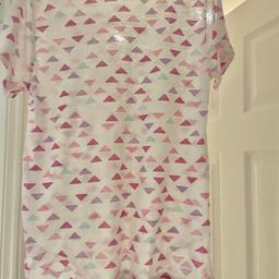 From primark adult size  6 thin/light Material t-shirt.

White with pink, purple and aqua blue triangles.

50% cotton 50% polyester

Excellent condition
