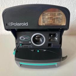 Alte Polaroid 600 Kamera. Die Kamera stammt aus meiner alten Fotografie Sammlung und war mehrere Jahre verstaut. Sie sollte noch funktionieren, eine Garantie gebe ich aber nicht auf Funktion. Habe leider keinen Film mehr zum testen. Die Kamera hat an 2-3 Stellen abgebrochenes Plastik am Gehäuse, siehe Fotos. Daher eher an Sammler und Bastler.