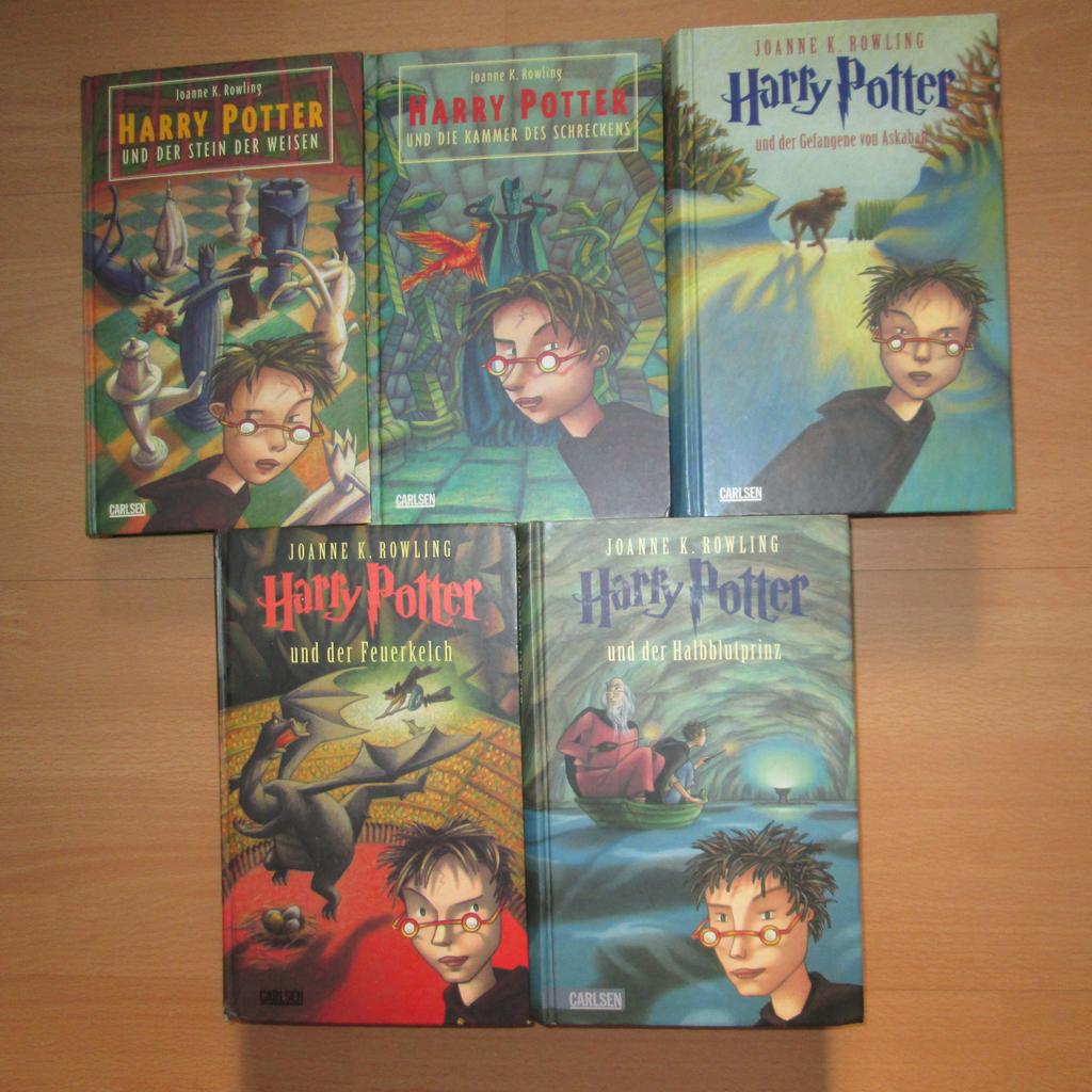 Kinderbuch / Jugendbuch Joanne K. Rowling "Harry Potter"
Ein Klassiker aus der Zauberwelt von Harry Potter

"Harry Potter und der Stein der Weisen" 335 Seiten-----17€
"Harry Potter und die Kammer des Schreckens" 352 Seiten-----17€
"Harry Potter und der Gefangene von Askaban" 448 Seiten-----19€
"Harry Potter und der Feuerkelch" 767 Seiten-------17€
"Harry Potter und der Halbblutprinz" 656 Seiten-----19€

Hardcover guter Zustand

Selbstabholung oder Versand möglich 4,50€
Privatverkauf - daher keine Rücknahme oder Gewährleistung