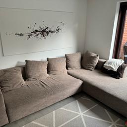 Zum Verkauf steht diese gemütliche Couch. Der linke Teil kann ausgezogen werden und somit als Schlafcouch dienen (Bild 3). Dazu gehört ein Fußteil (2. Bild), ohne den Elektroschrott darauf ;) und 7 Kissen ( 5 große, 2 kleine).

ca. Maße: 190x110x65cm (linker Teil) 215x110x65cm (Ottomane)
Liegefläche bei ausgezogener Sitzfläche: 250x150cm
Die Couch hat keine substanziellen Beschädigungen, ist in gutem ordentlichen Zustand.

Sofort verfügbar und abholbar!!!

Privatverkauf, keine Rücknahme, Garantie oder Gewährleistung. NUR Barzahlung bei Abholung, kein Versand oder Lieferung.