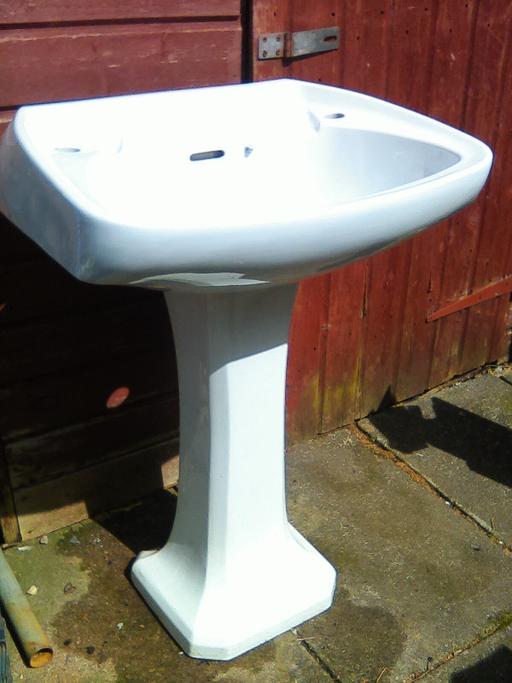 Buy & Sell North Northamptonshire Kettering - North Northamptonshire - Photos for Royal Doulton Pedestal sink/basin.