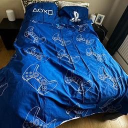 Brand new and purchased from John Lewis, this PlayStation duvet set is perfect for gamers and fans alike. Unfortunately, it's the wrong size bought . Rather than returning it, i like to give it away to someone who really needs it.
If you're a parent facing tight living costs and can't afford extras right now, I'd  love to pass this on to you. The duvet size is double, and it's made of 100% cotton f

Please message us if you could use this duvet set in your home. Let's spread a little gaming joy! 🎮✨