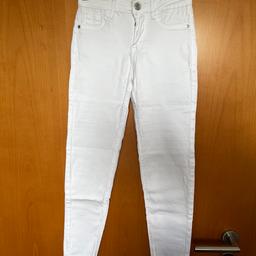 Biete eine weiße skinny Jeans von Bershka in Größe 32.

Die Jeans ist enganliegend. Sie wurde getragen und hat leichte Dehnungsstreifen im Leistenbereich. Sonst aber super Zustand und noch gut tragbar. 

Nichtraucherhaushalt!
Versand und PayPal auch möglich