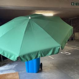 Green Garden umbrella 
Roughly 86inches in diameter 
GoodQuality 
As new