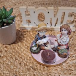 Schriftzug Home 20cm
Untersetzer mit Teelicht
Junge und Mädchen je ca 10cm

Ohne Kunstpflanze