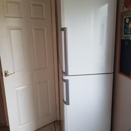Large Blomberg KGM9681 frost free fridge freezer. Approx 191H x 60W x 65D. A handful of very small marks inside bottom of freezer compartment but overall great condition. Beeps a warning when the fridge door has been open for too long. Selling due to house sale, collection only please, sorry we can't deliver. Thank you for looking😊💕