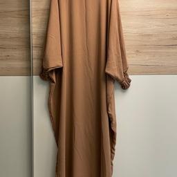 •Standardgröße
•Wurde nie getragen
•Ist eine Farasha Abaya