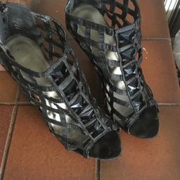Ladies Black Gladiator shoes , High Heels,Size 6
With Zips on the backs of the shoes,
Good Condition,(£5.00) Collection Only.👠👠👠👠👠👠👠👠👠👠👠👠………….