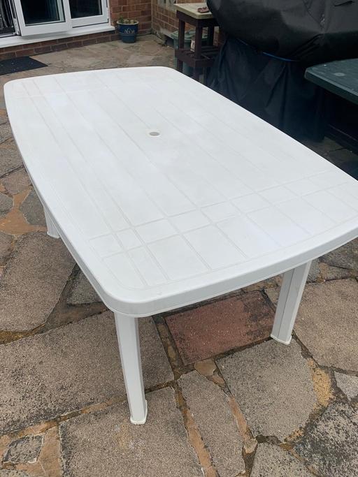 Buy & Sell West London Hillingdon - Photos for GARDEN TABLE