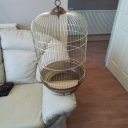 BIRD CAGE,,GOLD COLOUR..
SIZE,,26in High,,15in Wide..
Good Condition..