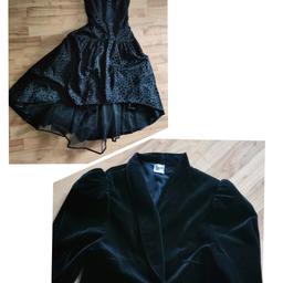 Schwarzes Kleid mit schrägem Saum
Mit Schleife verziert.
Kleid 20 Euro


Passendes kurzes Samtjäckchen
5 Euro

Nur einmal getragen
Versand zuzüglich Porto
