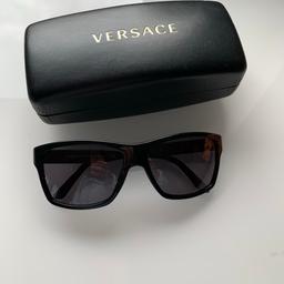 Versace Sonnenbrille
Unisex Model
Graugetönte Gläser (kratzfreier Zustand)
UV 400
Gelegentlich getragen
Inkl. Hardcase
Gr. 59/16 (134mm breit)