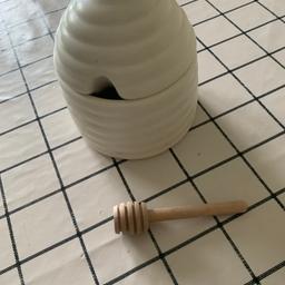 New honey pot comes with wooden stick
