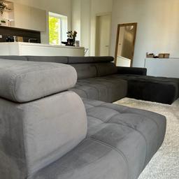 Verkaufen unsere Couch in grau - nur Selbstabholer (Berlin, Kreuzberg)
2 Jahre alt, Rechung noch vorhanden, 
Neupreis: 1.000€
Rauchfreier Haushalt 
U- Form 191 x 340 x 172