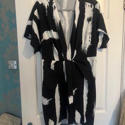 Ladies short sleeve dress in black and white  with open v neck size XL fit up to size 16 from Shein in a lovely soft silk like material