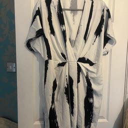Ladies short sleeve dress in white and black with open v neck size XL fit up to size 16 from Shein in a lovely soft silk like material