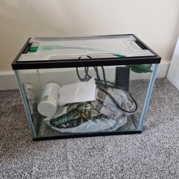 in Excellent condition
dose have a crack on the lid 
comes with pump ,stones ,fish food ,pineapple ,net,