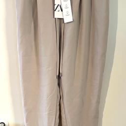 Hi ladies welcome all to this gorgeous smart looking style Zara Tapered Leg Trousers Size XS brand new with tags thanks