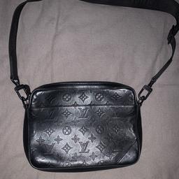 Black leather Louis Vuitton pouch/bag given to be as a gift however I’ve never really used it.

I’m unsure if it’s authentic (good chance it’s not.)

Very minimal signs of use but in overall fantastic condition.